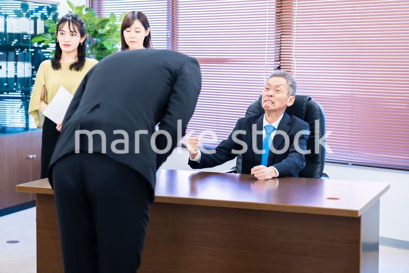 謝罪をするビジネスマン