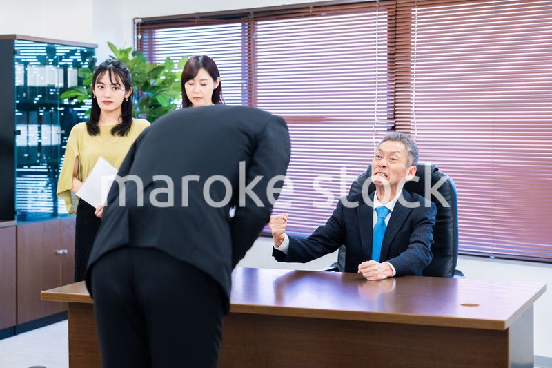 謝罪をするビジネスマン