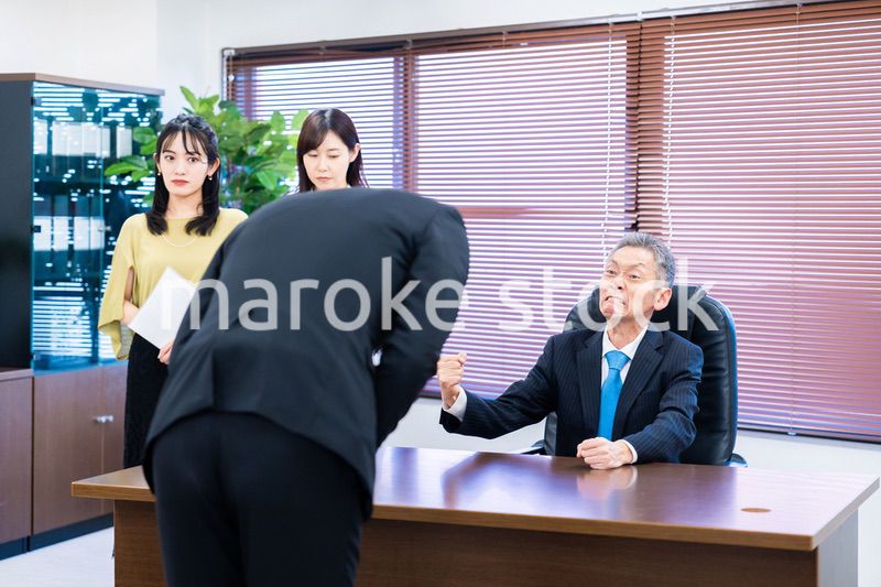 謝罪をするビジネスマン