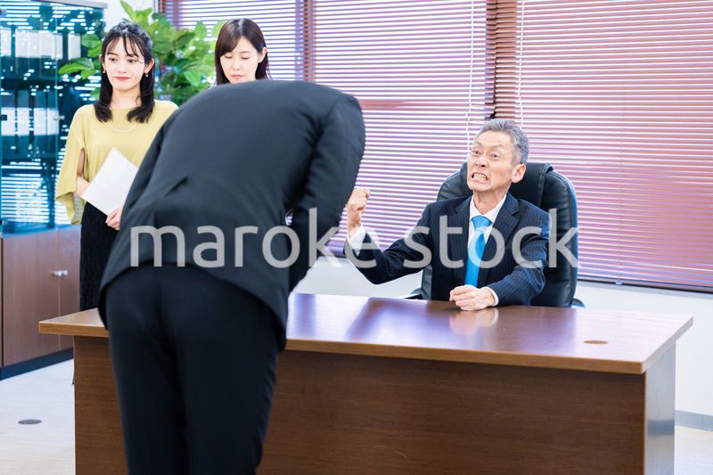 謝罪をするビジネスマン