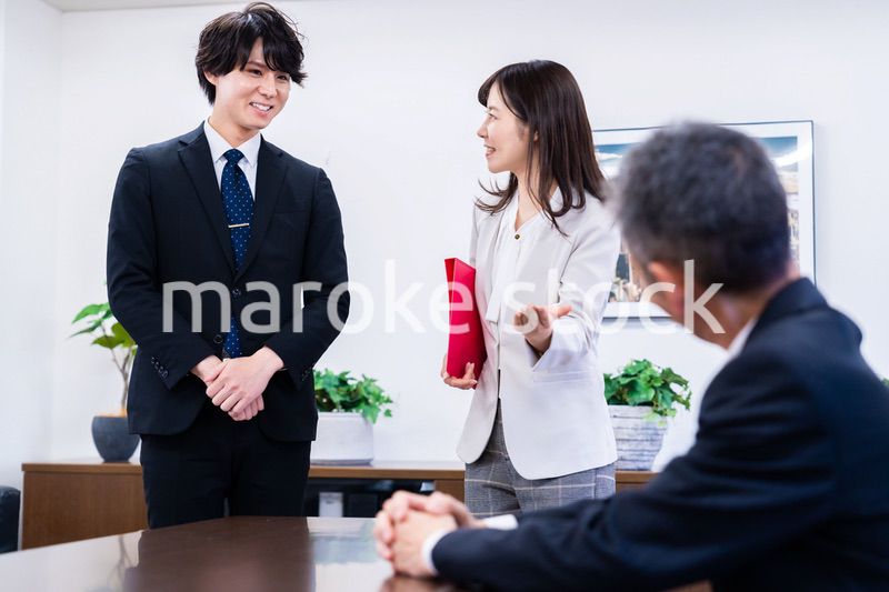 来訪客の対応をする女性秘書