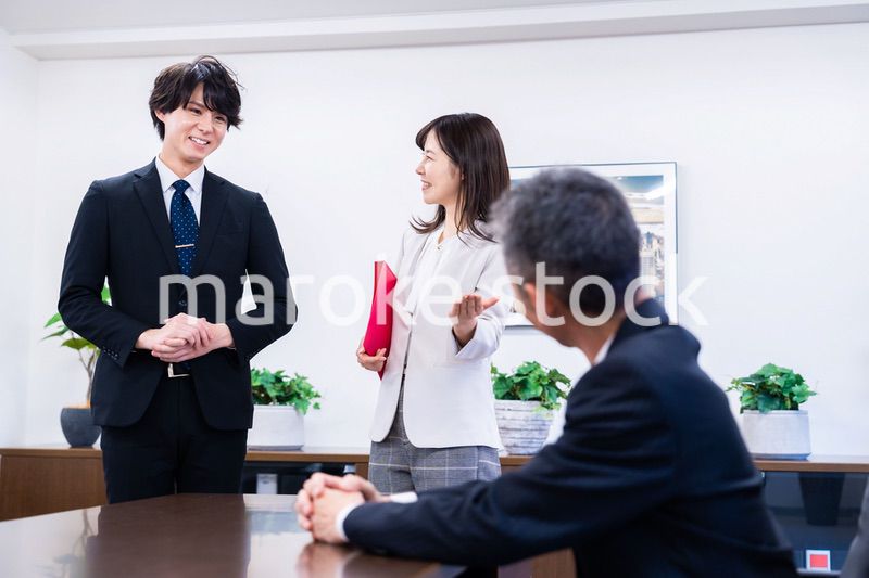 来訪客の対応をする女性秘書