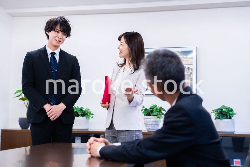 来訪客の対応をする女性秘書