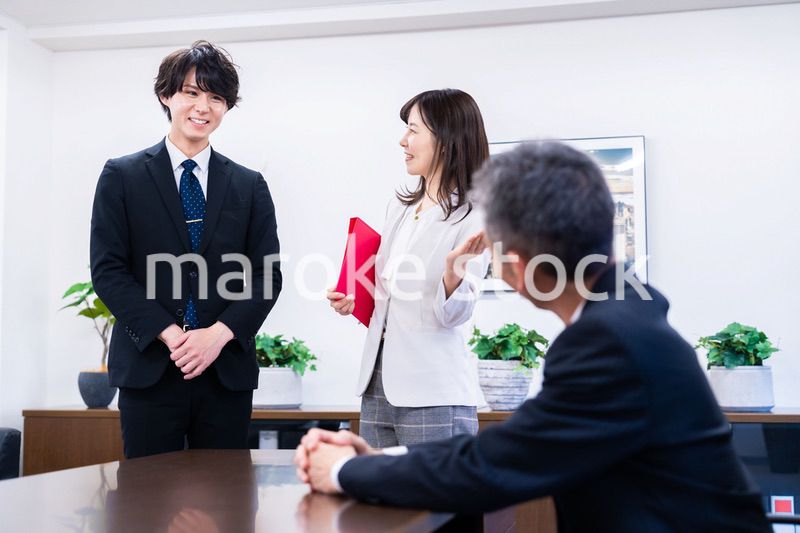 来訪客の対応をする女性秘書