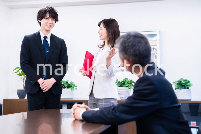 来訪客の対応をする女性秘書