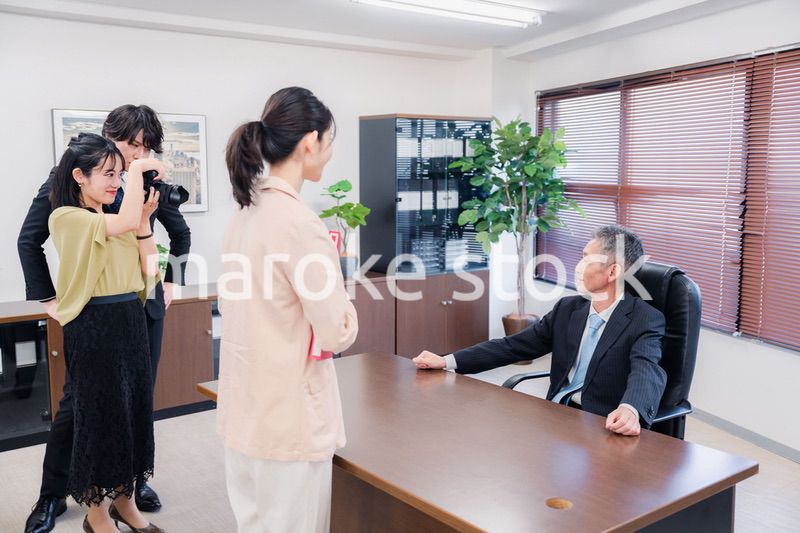 メディアの取材に応じる役員