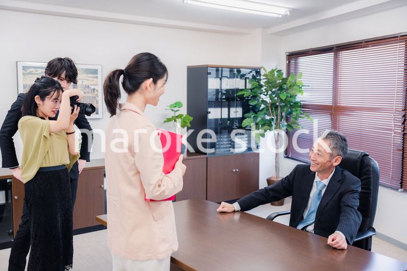 メディアの取材に応じる役員