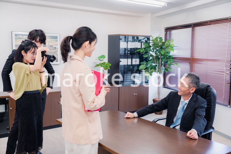 メディアの取材に応じる役員