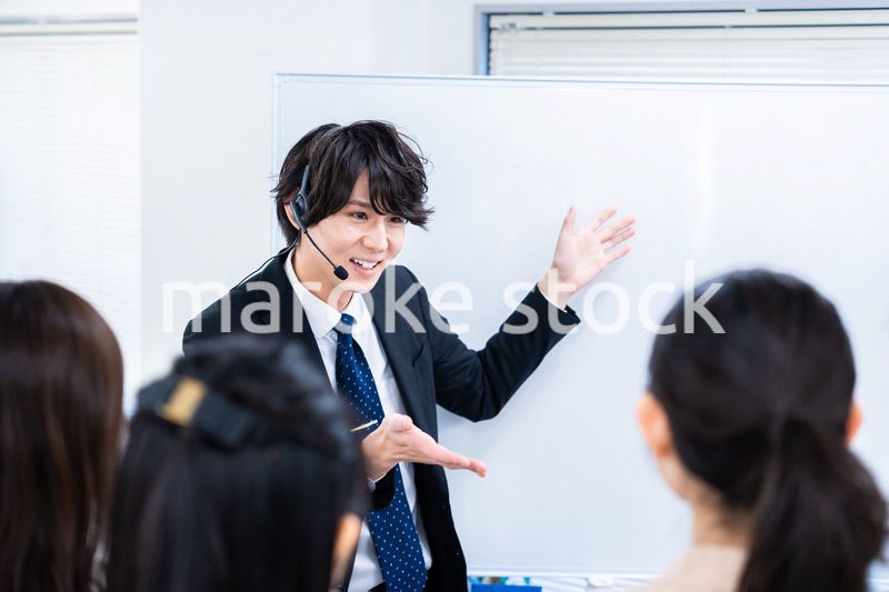 研修を実施するビジネスマン