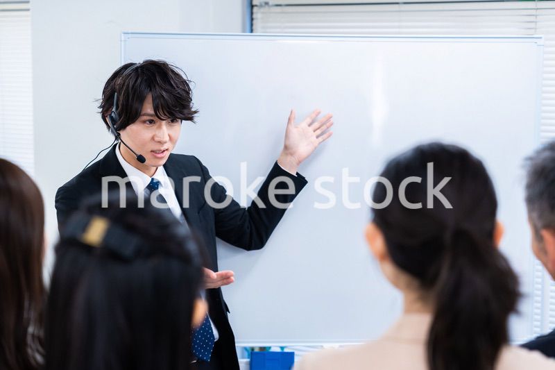 研修を実施するビジネスマン