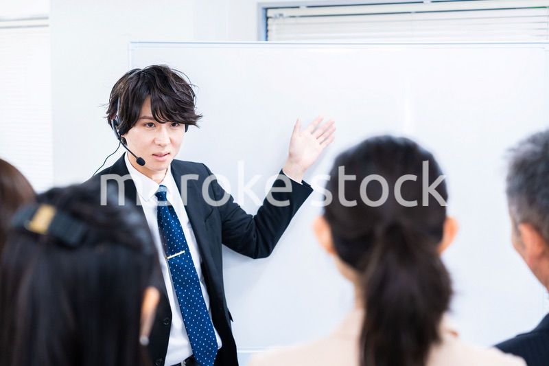 研修を実施するビジネスマン