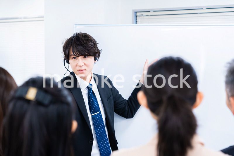 研修を実施するビジネスマン