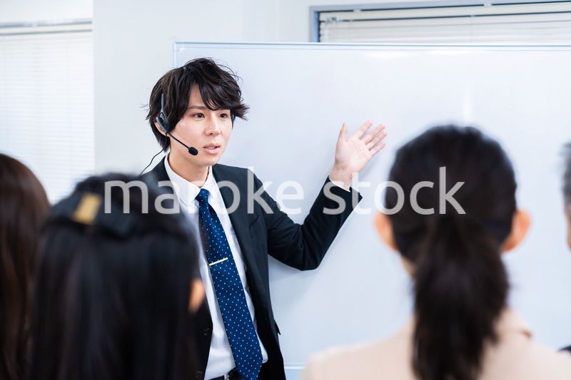 研修を実施するビジネスマン