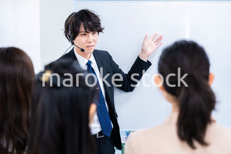 研修を実施するビジネスマン