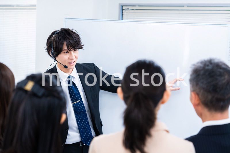 研修を実施するビジネスマン