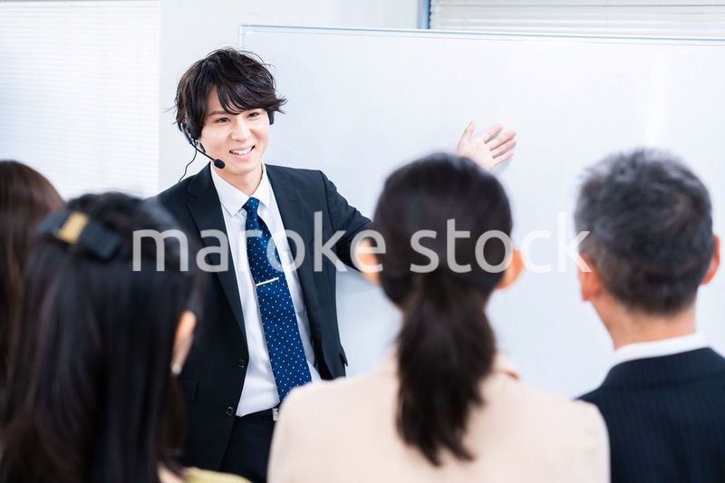 研修を実施するビジネスマン