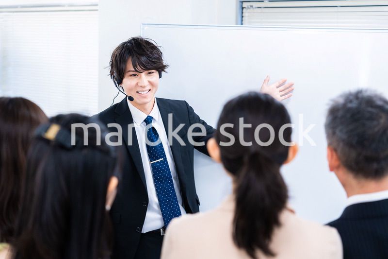 研修を実施するビジネスマン
