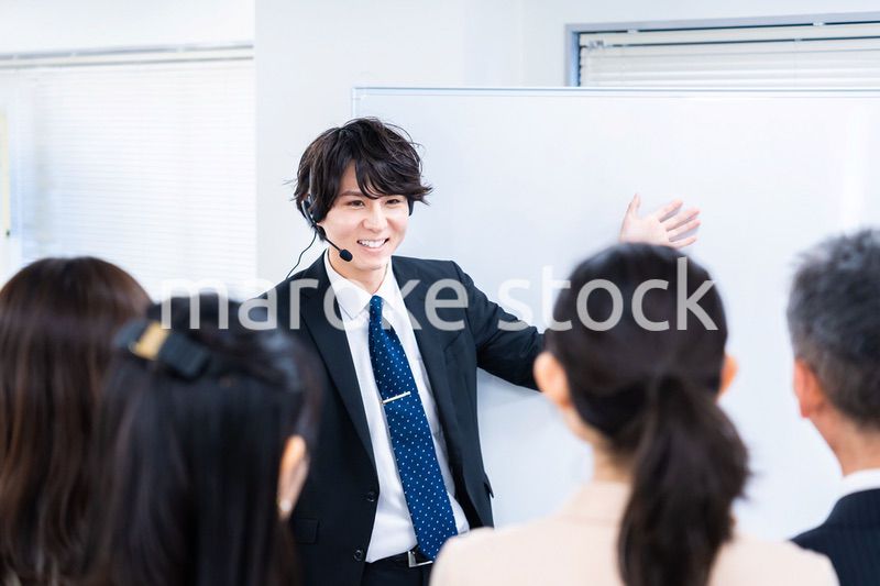 研修を実施するビジネスマン