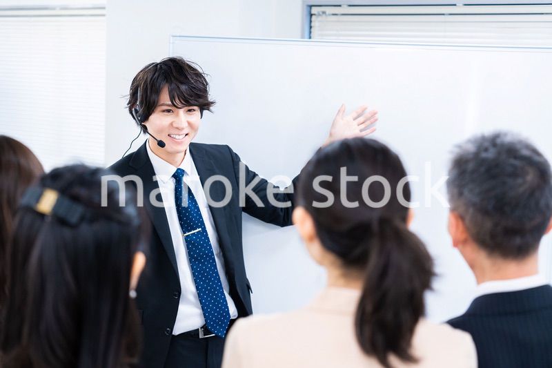 研修を実施するビジネスマン