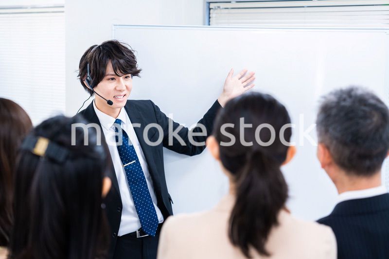 研修を実施するビジネスマン