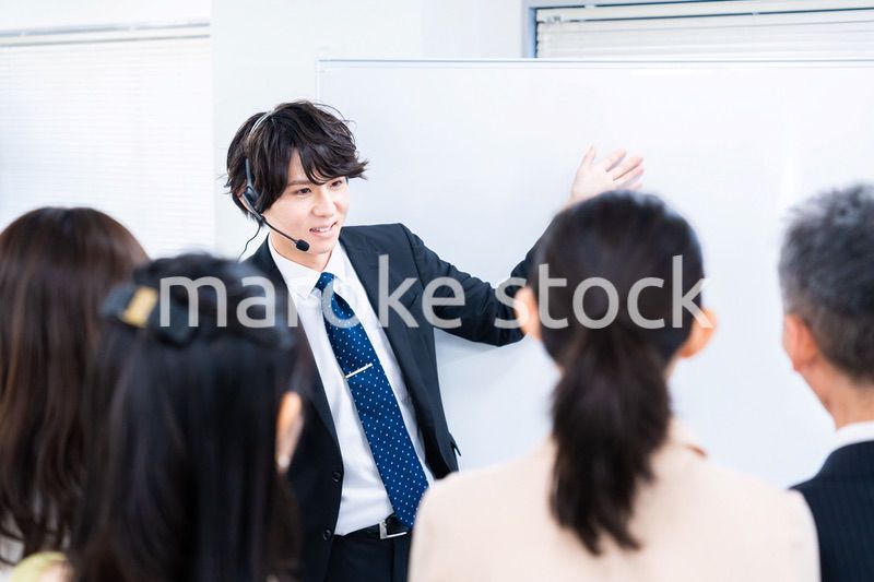 研修を実施するビジネスマン