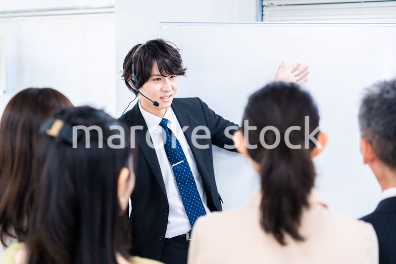 研修を実施するビジネスマン