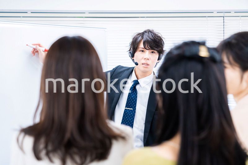 研修を実施するビジネスマン