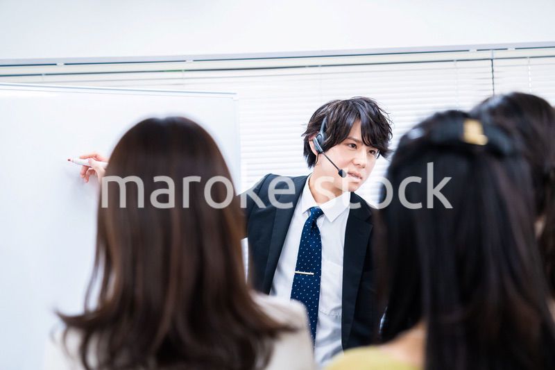 研修を実施するビジネスマン