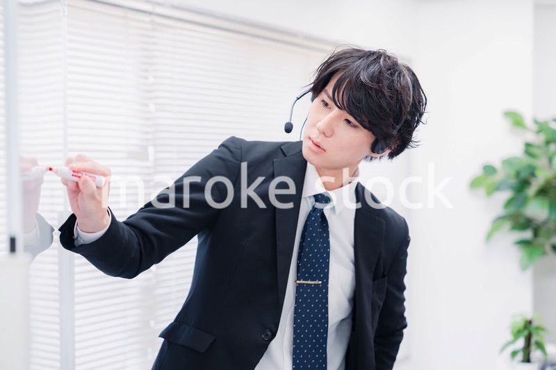 ビジネスセミナーの先生をする男性