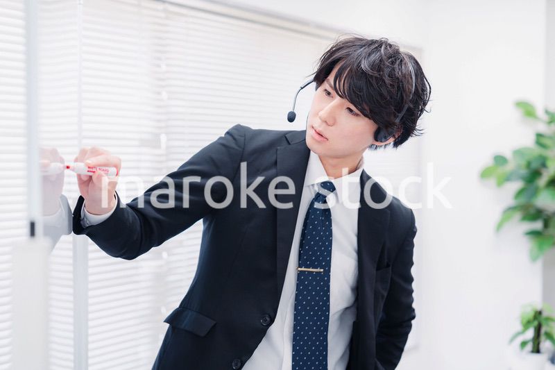 ビジネスセミナーの先生をする男性