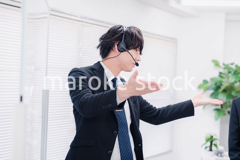 ビジネスセミナーの先生をする男性