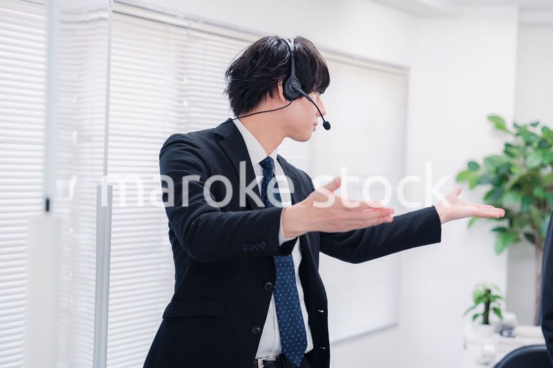 ビジネスセミナーの先生をする男性