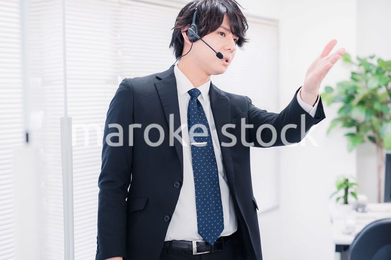 ビジネスセミナーの先生をする男性