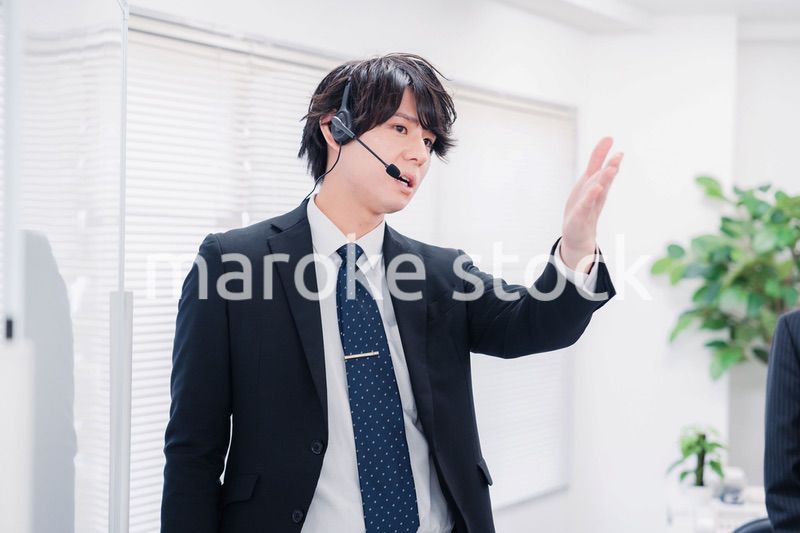 ビジネスセミナーの先生をする男性