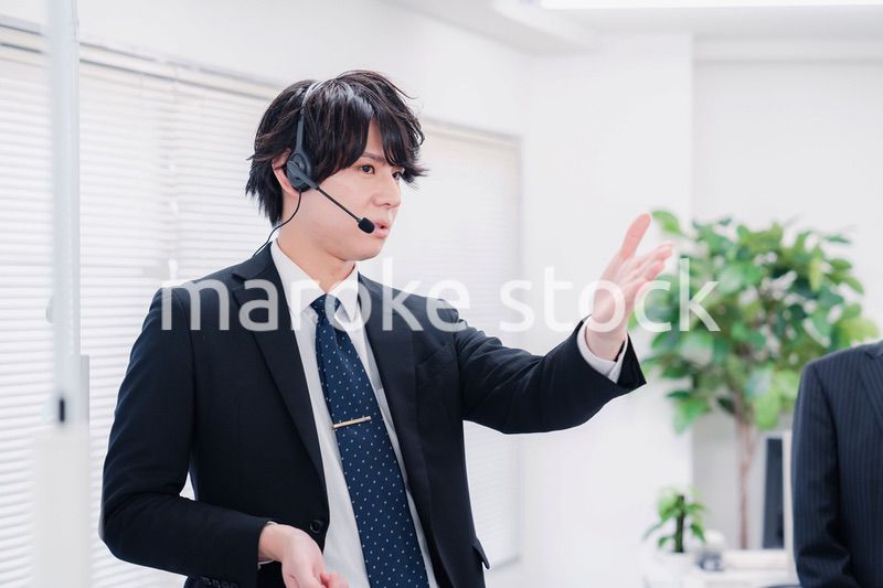 ビジネスセミナーの先生をする男性
