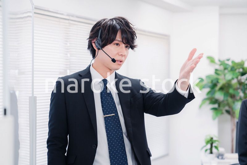 ビジネスセミナーの先生をする男性