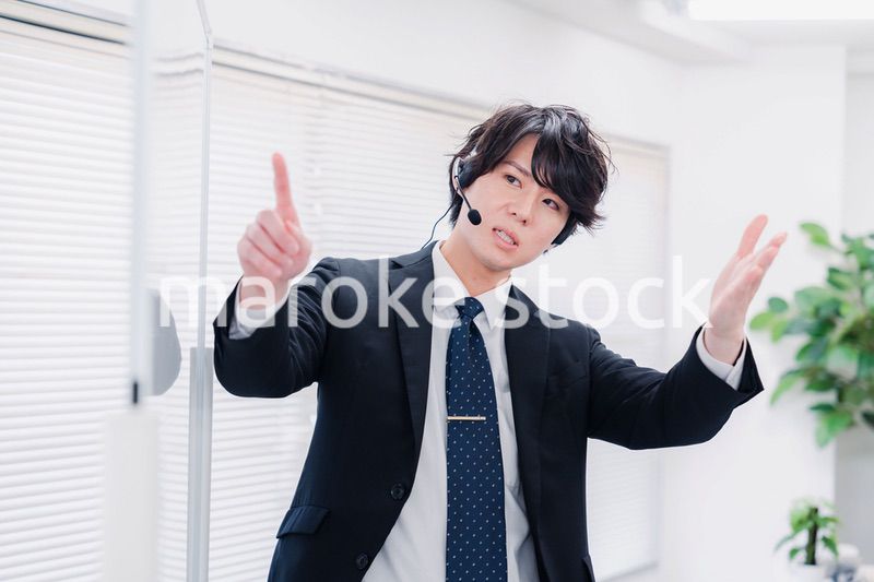 ビジネスセミナーの先生をする男性