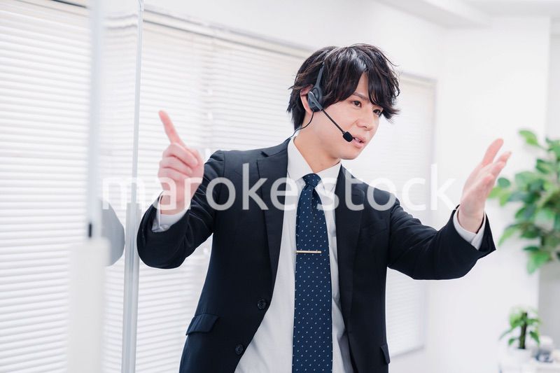 ビジネスセミナーの先生をする男性