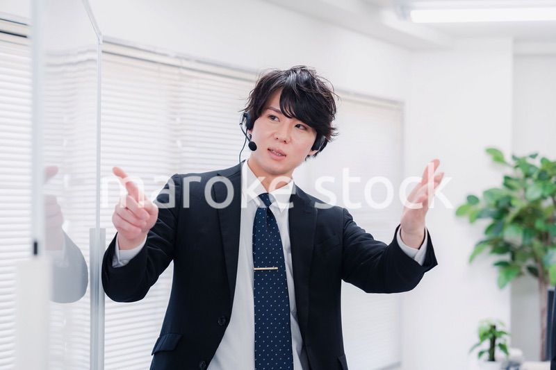 ビジネスセミナーの先生をする男性