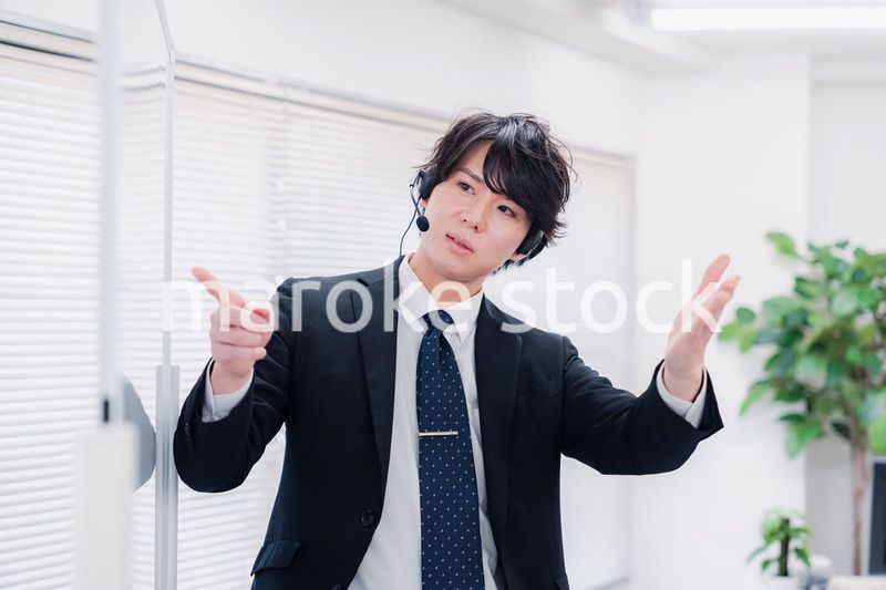 ビジネスセミナーの先生をする男性