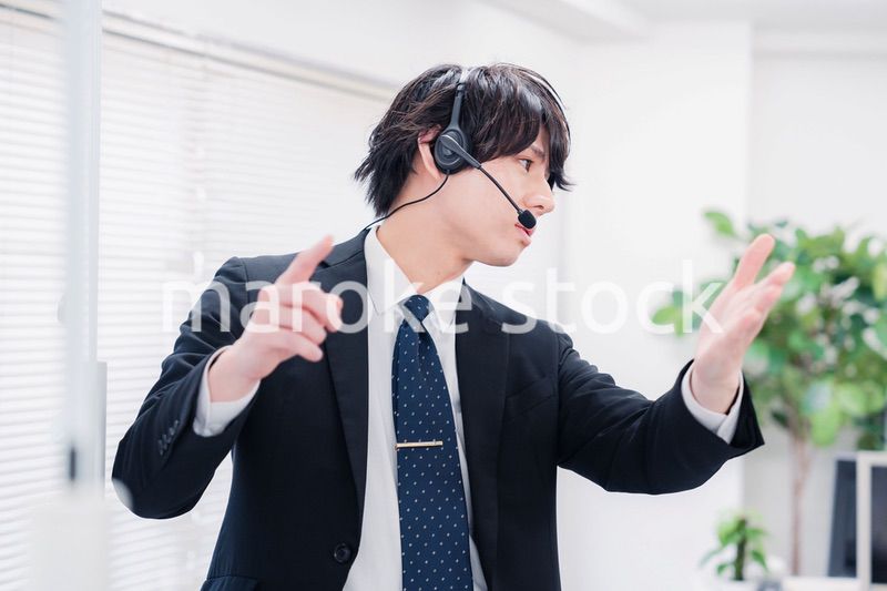 ビジネスセミナーの先生をする男性