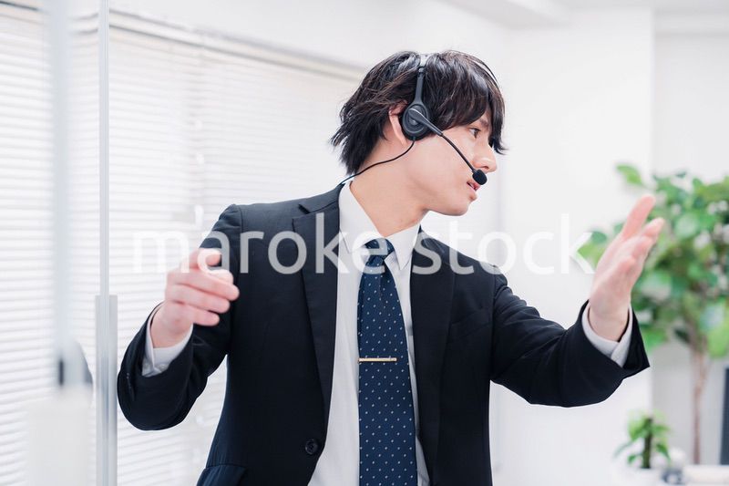 ビジネスセミナーの先生をする男性