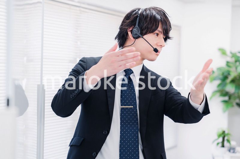 ビジネスセミナーの先生をする男性