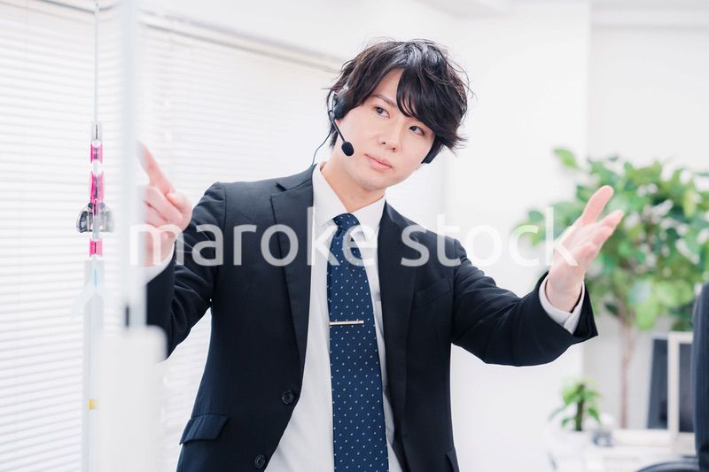 ビジネスセミナーの先生をする男性