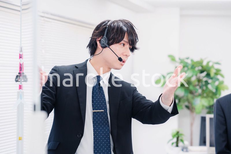 ビジネスセミナーの先生をする男性