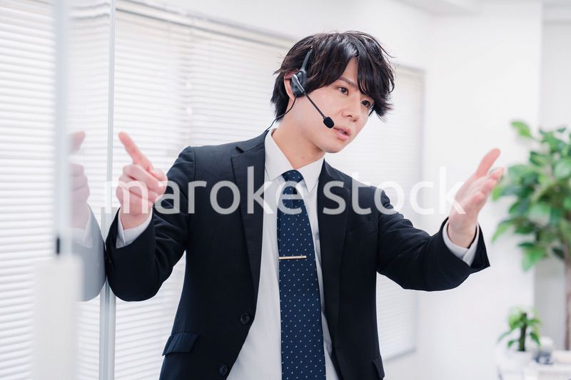 ビジネスセミナーの先生をする男性