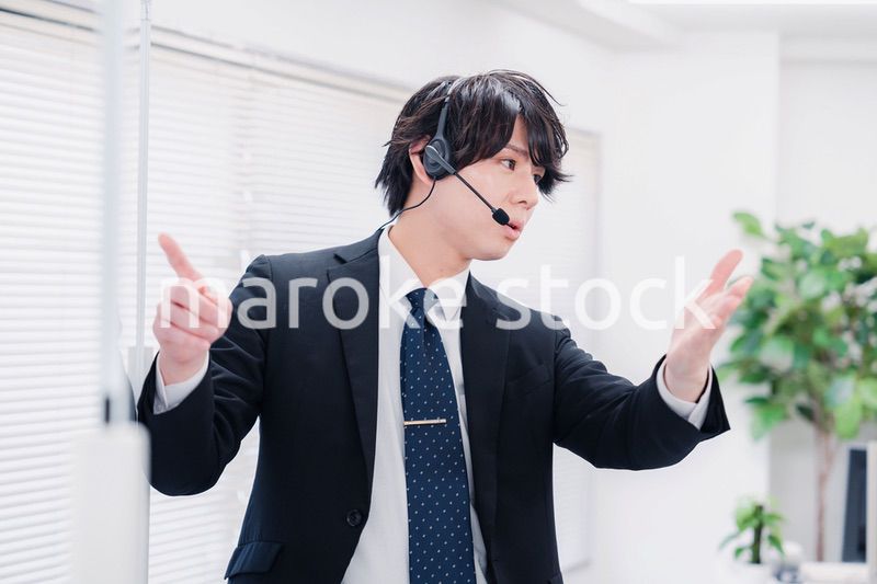 ビジネスセミナーの先生をする男性