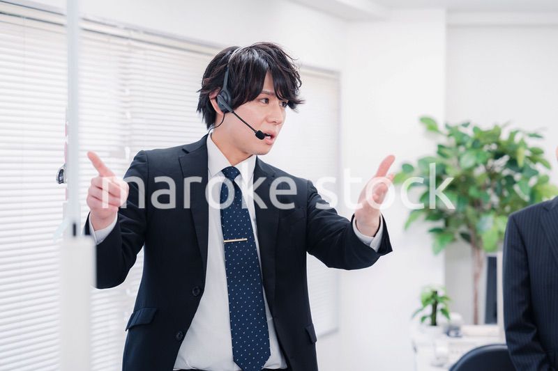 ビジネスセミナーの先生をする男性