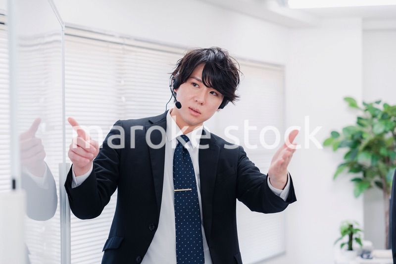 ビジネスセミナーの先生をする男性