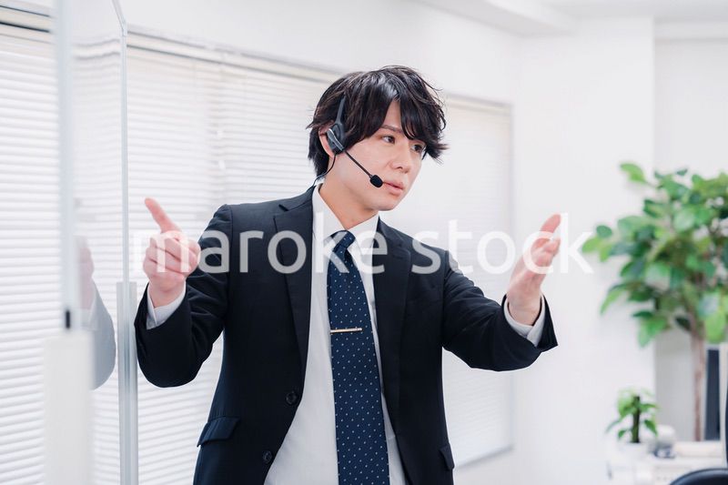 ビジネスセミナーの先生をする男性